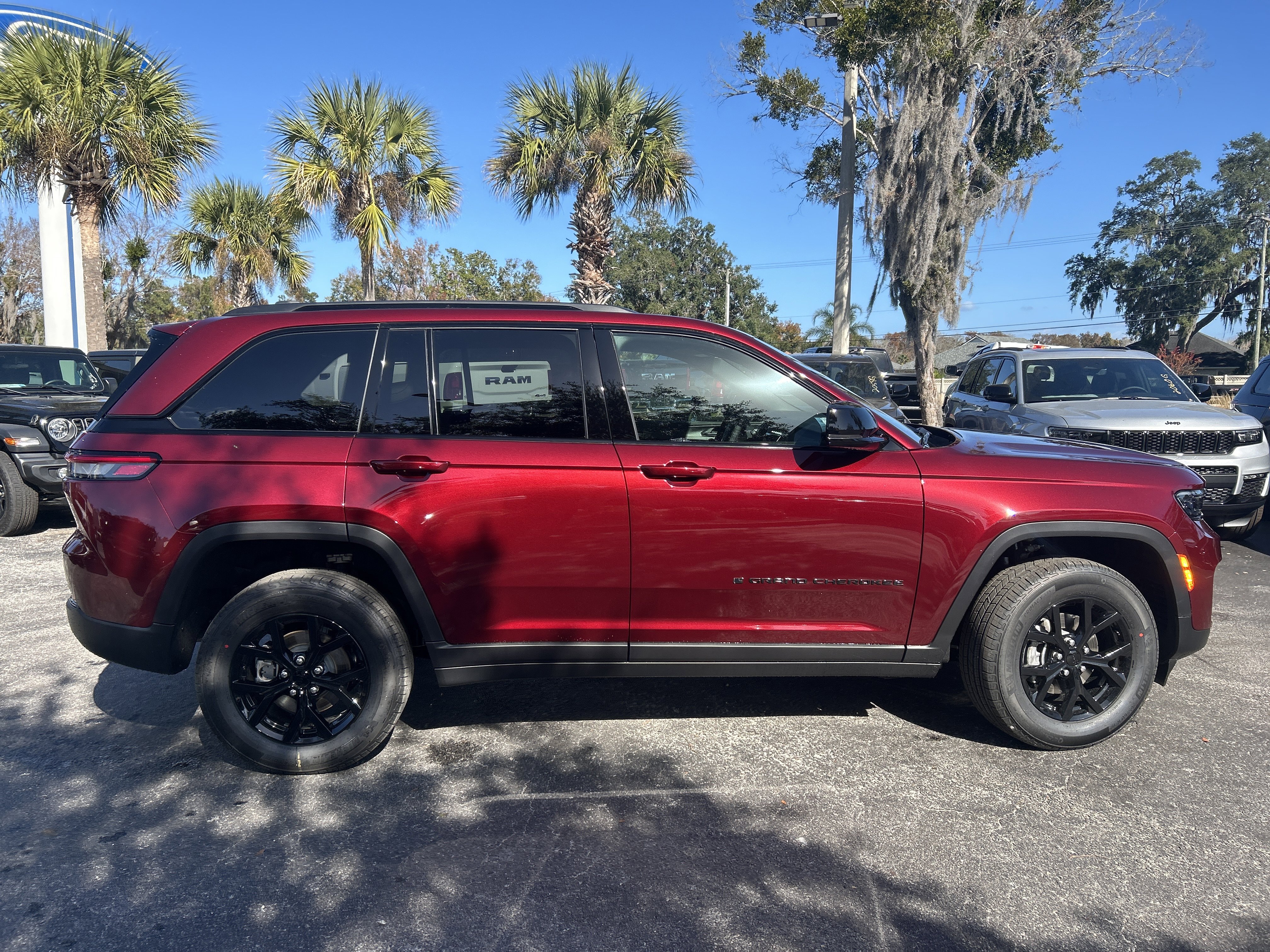 New 2025 Jeep Grand Cherokee Altitude image 10