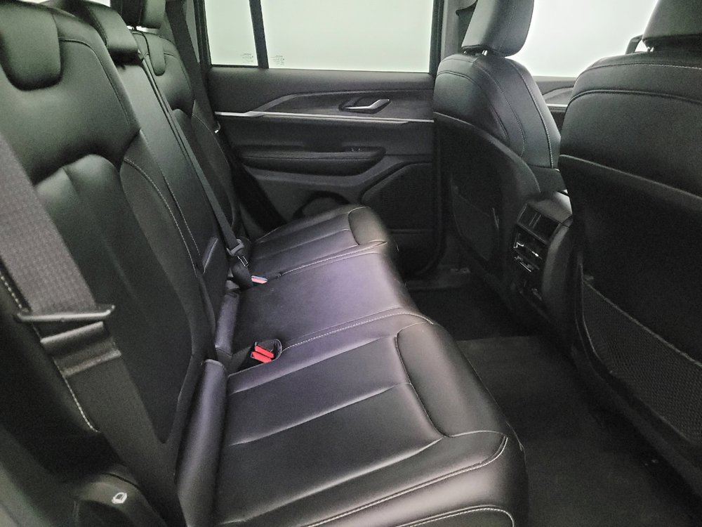 Used 2023 Jeep Grand Cherokee Limited w/ Black Appearance Package image 19