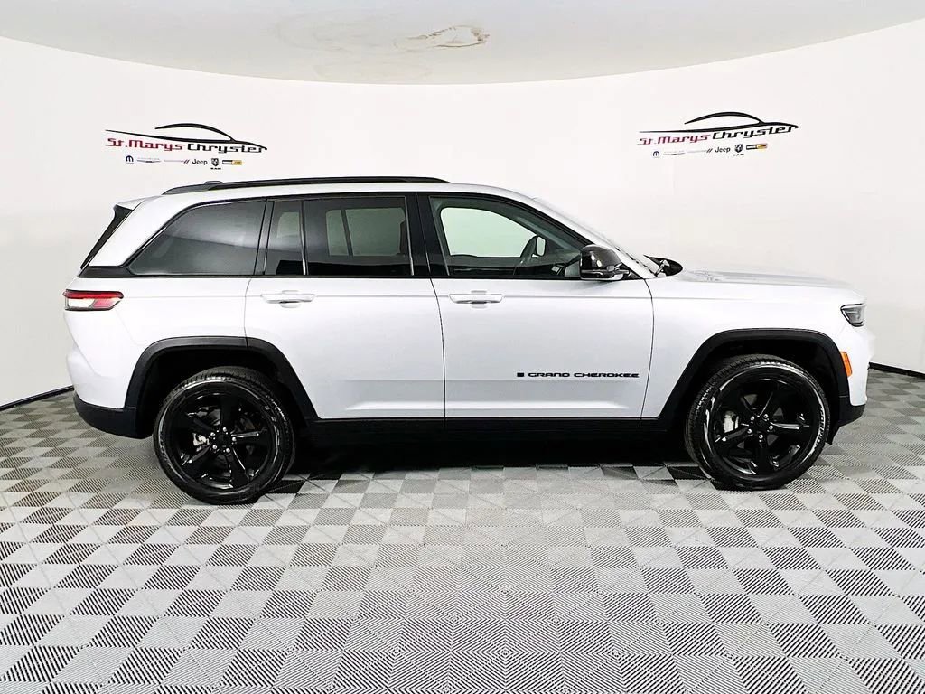 Used 2024 Jeep Grand Cherokee Limited w/ Black Appearance Package AWD/4WD image 9