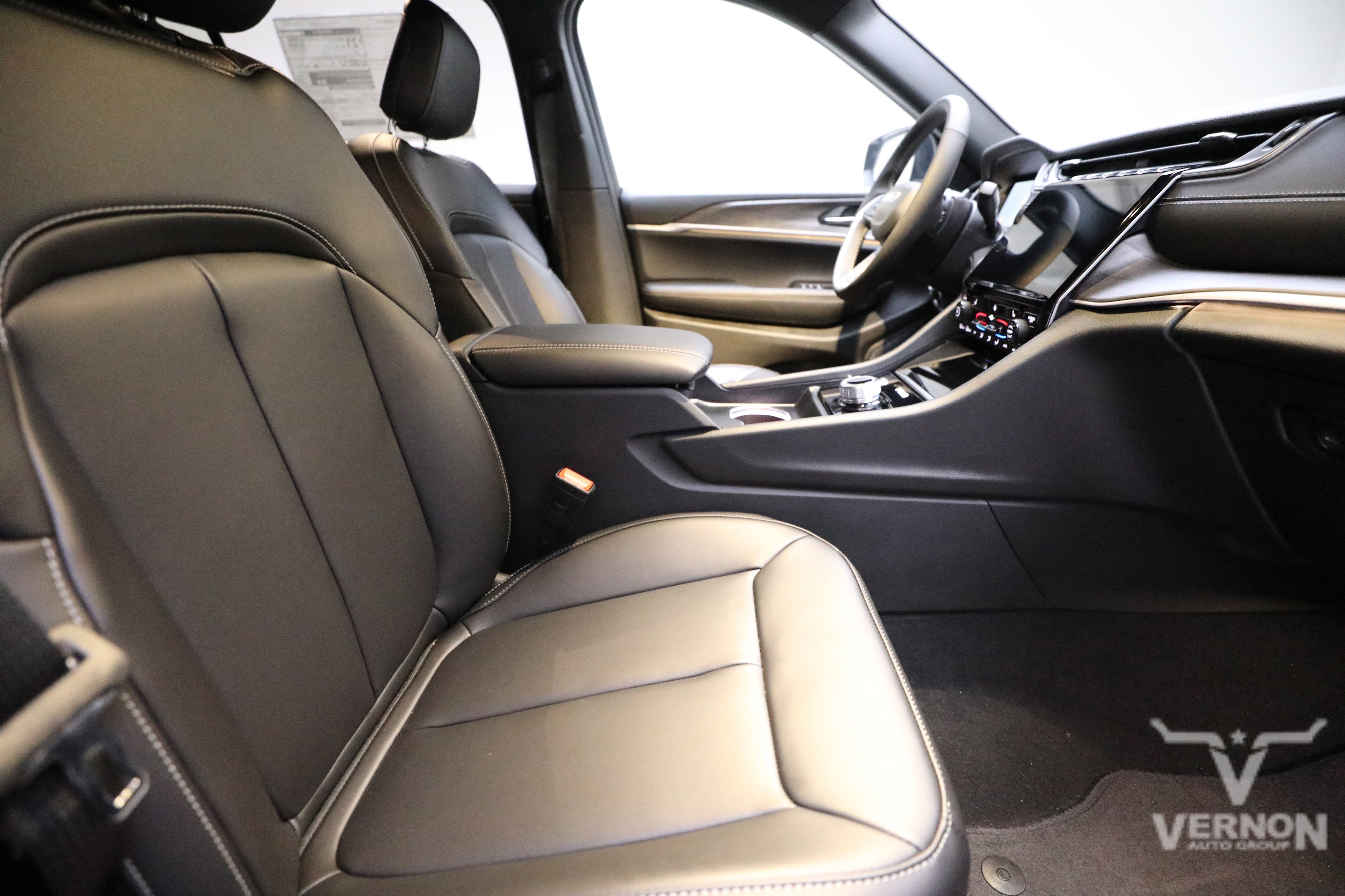 New 2025 Jeep Grand Cherokee L Limited w/ Black Appearance Package image 11