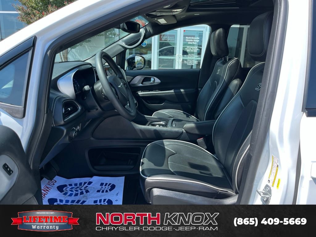 Used 2025 Chrysler Pacifica Limited FWD image 3