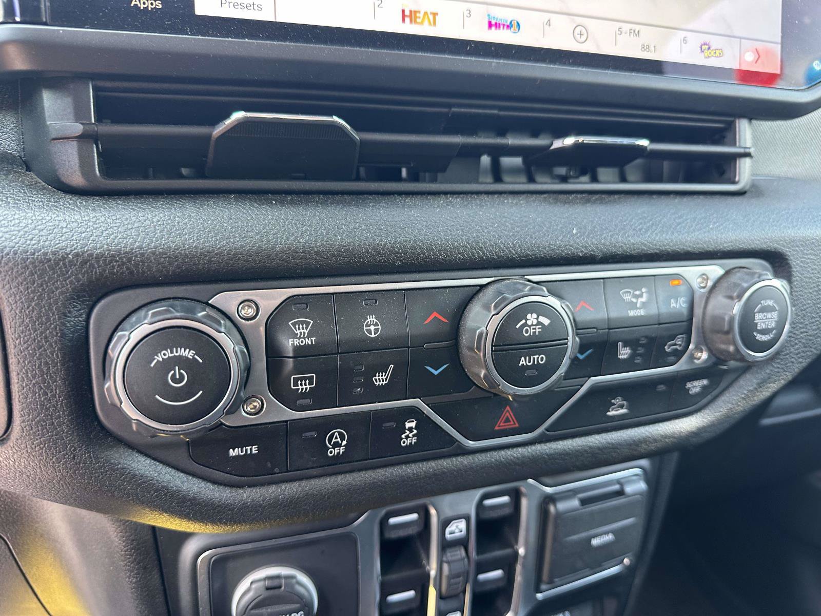 Used 2024 Jeep Gladiator Sport AWD/4WD image 24