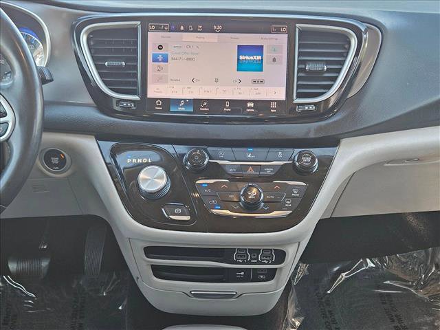 Used 2022 Chrysler Pacifica Touring-L image 15