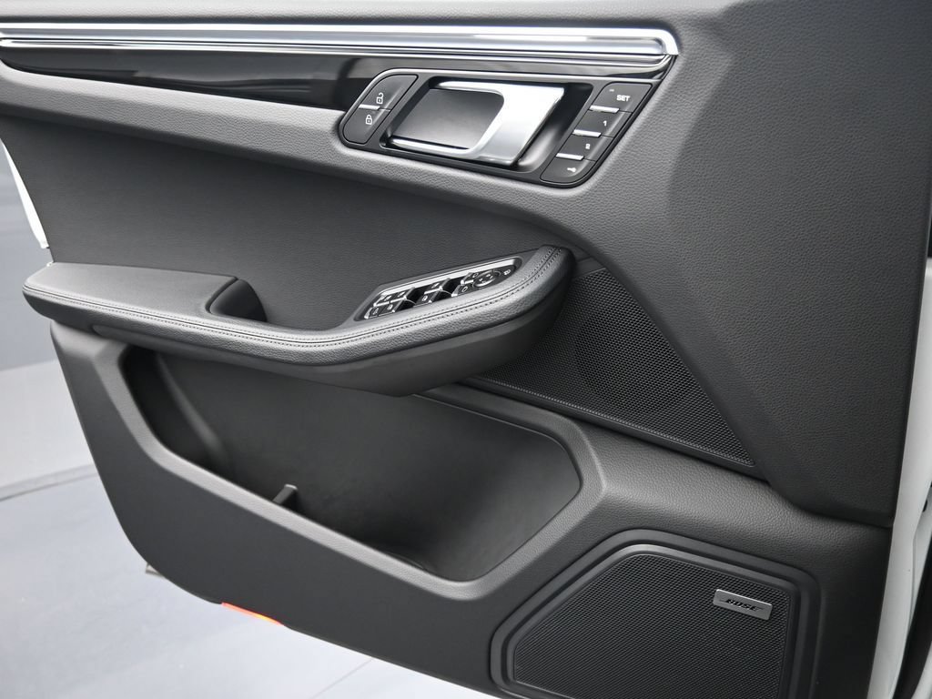 Certified 2025 Porsche Macan Turbo AWD/4WD image 26