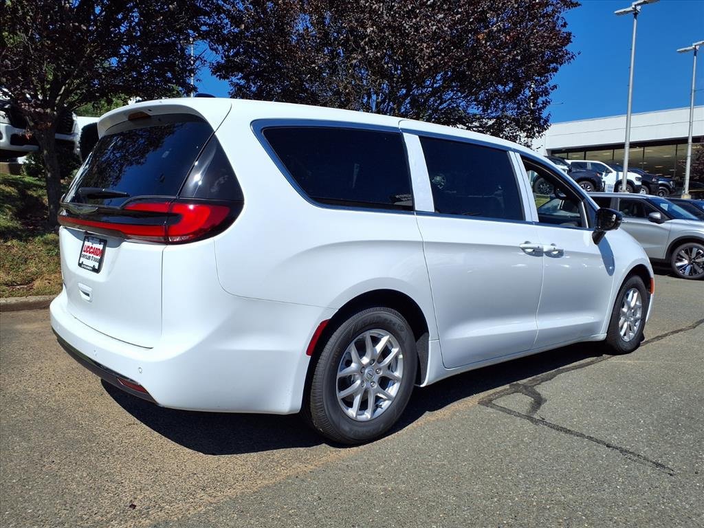 New 2026 Chrysler Pacifica Select image 2