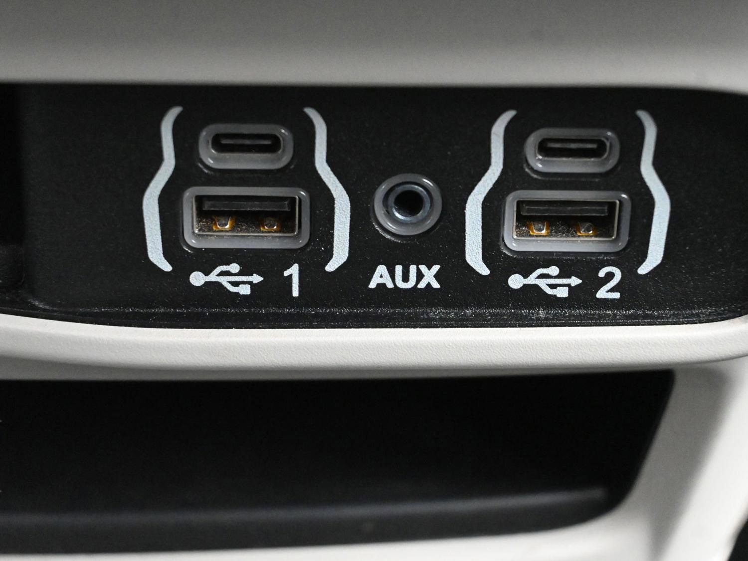 Used 2023 Chrysler Voyager LX image 22