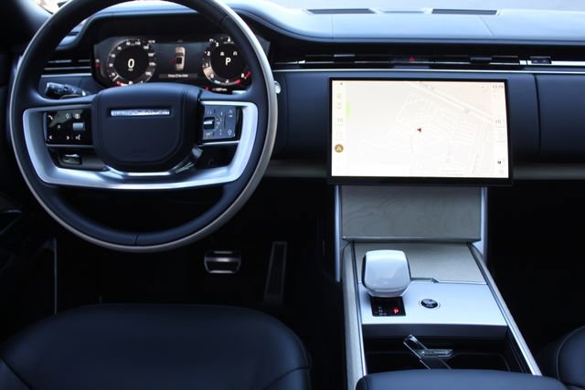 Used 2025 Land Rover Range Rover SV image 4