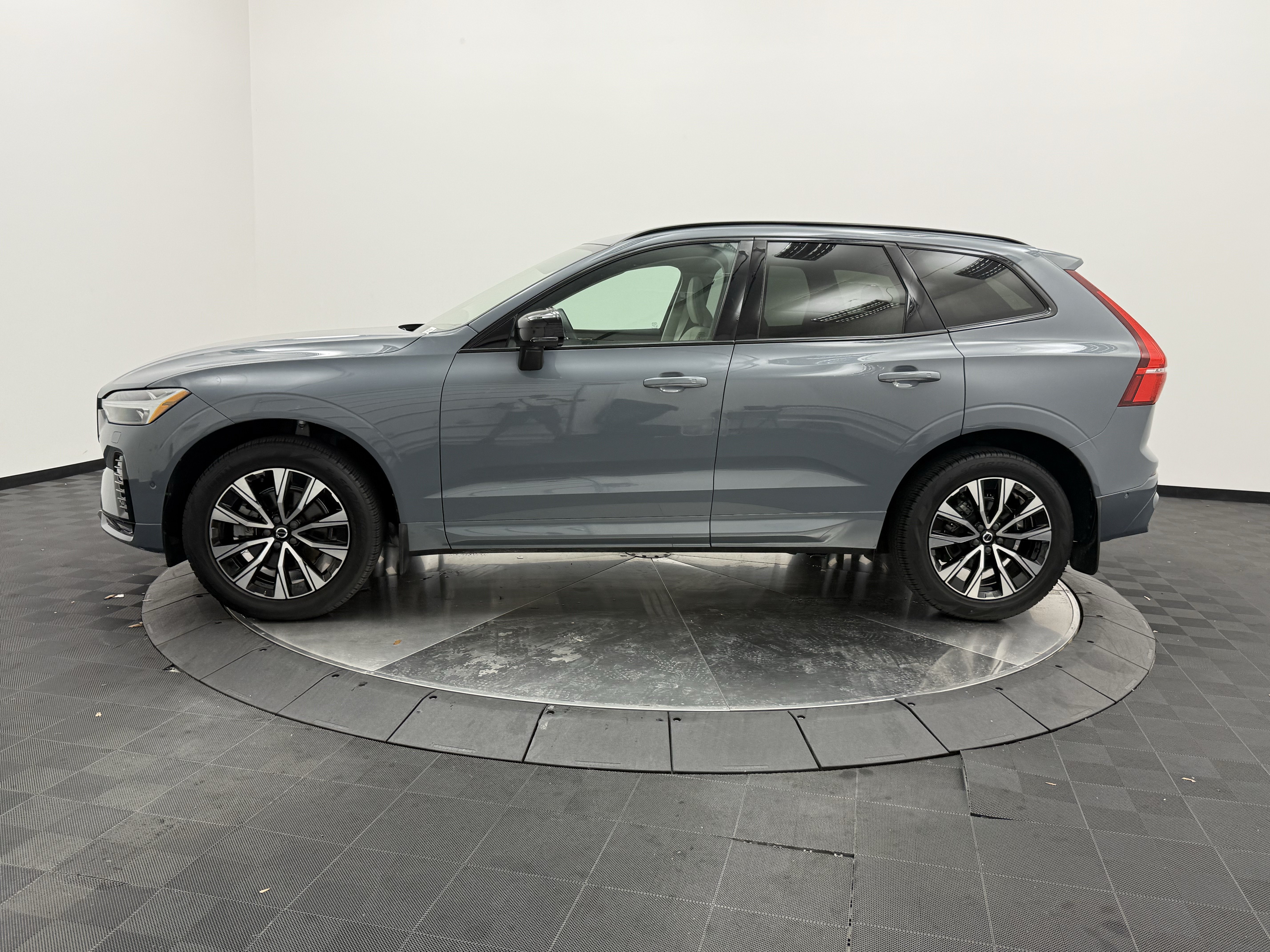 Certified 2023 Volvo XC60 B5 Plus w/ Climate Package FWD image 4