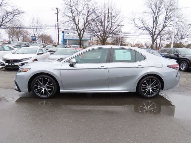 Used 2023 Toyota Camry SE image 3