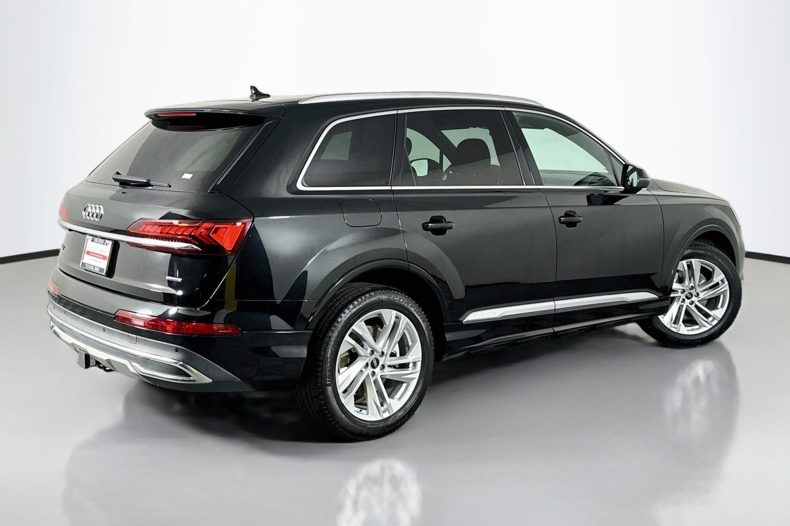Used 2023 Audi Q7 2.0T Premium w/ Towing Package AWD/4WD image 14
