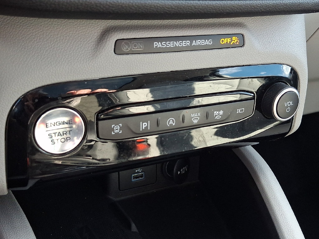 Used 2023 Ford Escape Platinum w/ Premium Technology Package AWD/4WD image 16