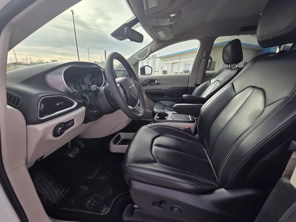 Used 2023 Chrysler Pacifica Touring-L image 9