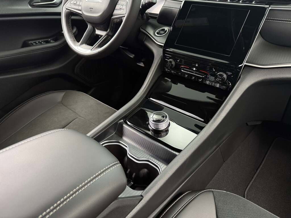 New 2025 Jeep Grand Cherokee L Laredo image 25