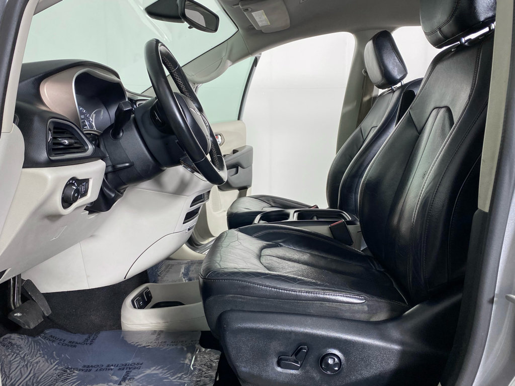 Used 2018 Chrysler Pacifica Touring-L FWD image 19