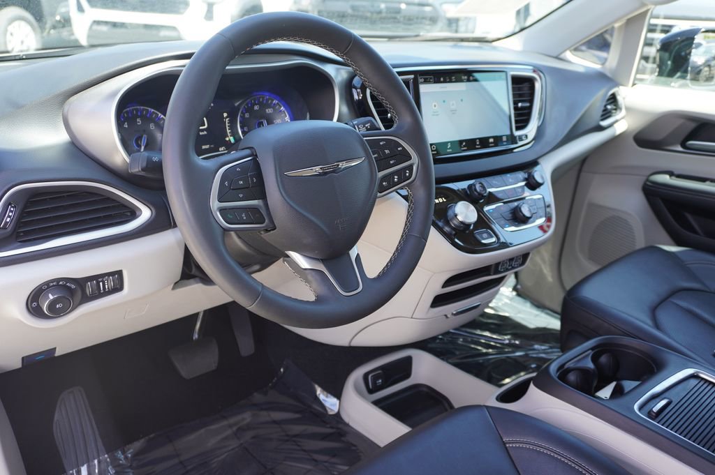 Used 2024 Chrysler Pacifica Touring-L FWD image 15