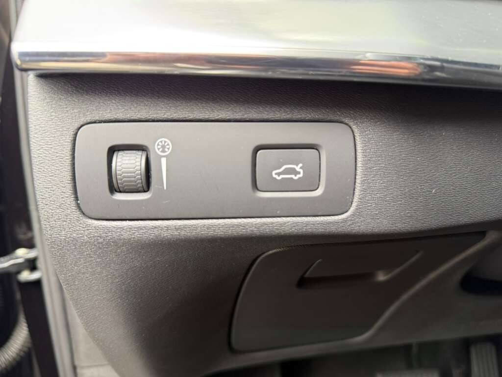 Used 2017 Volvo XC90 T6 Momentum w/ Vision Package image 34