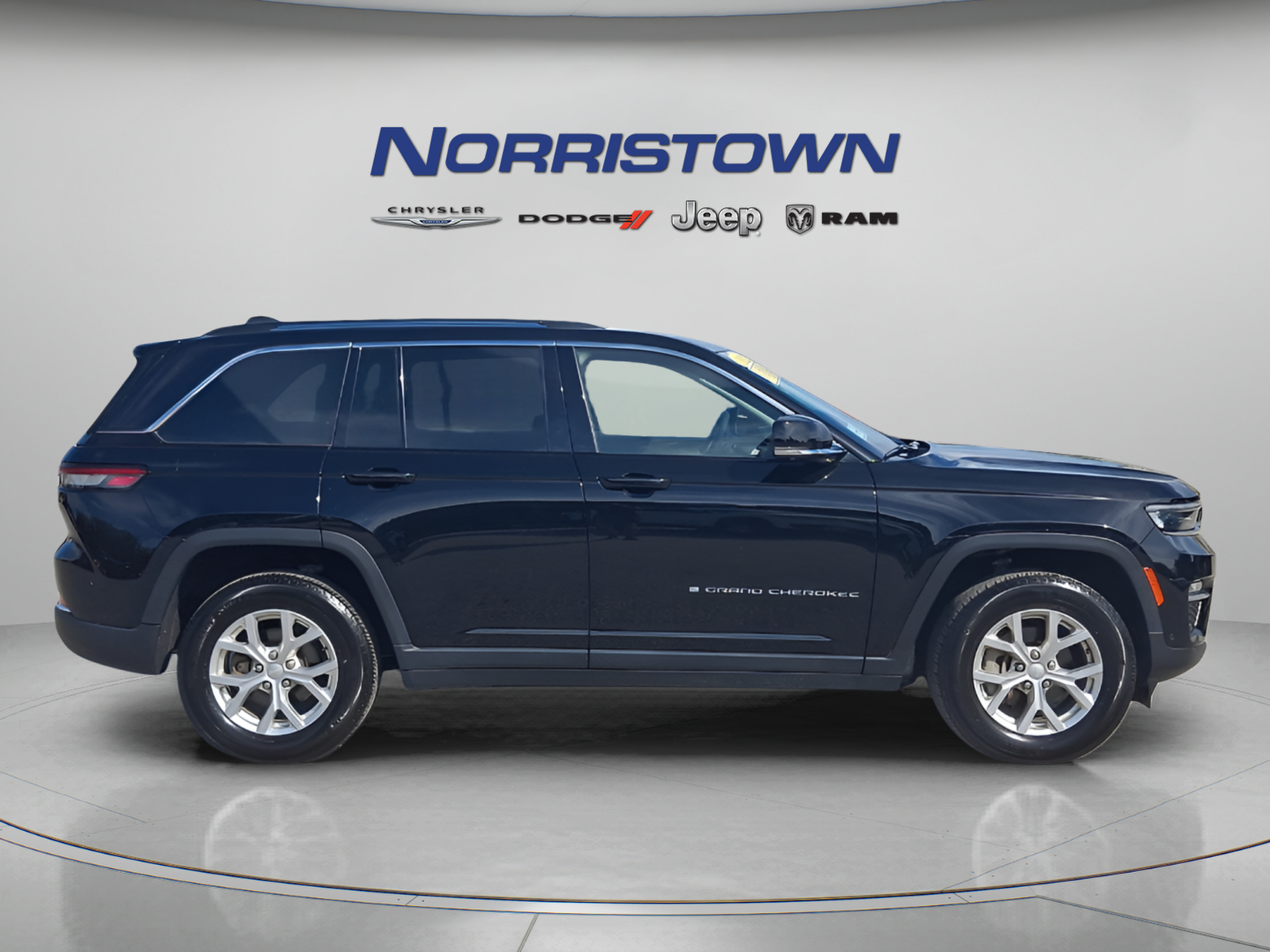Used 2023 Jeep Grand Cherokee Limited w/ Luxury Tech Group II AWD/4WD image 7
