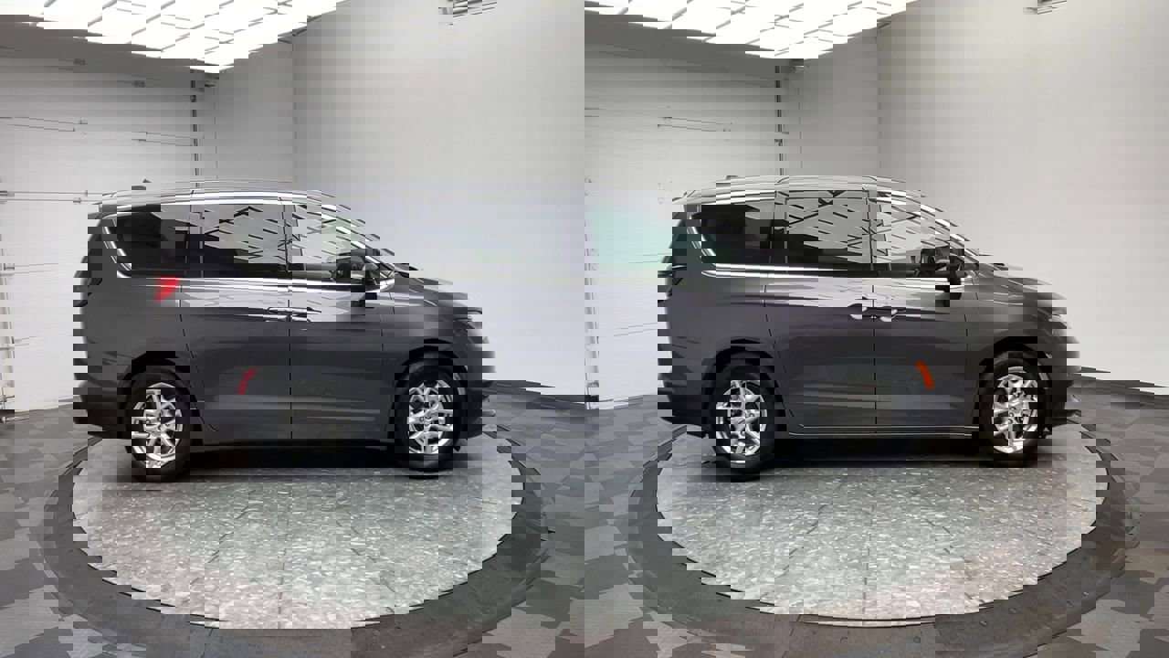 Used 2023 Chrysler Voyager LX image 38
