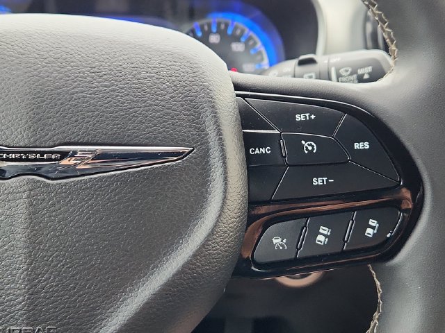 Used 2024 Chrysler Pacifica Touring FWD image 40