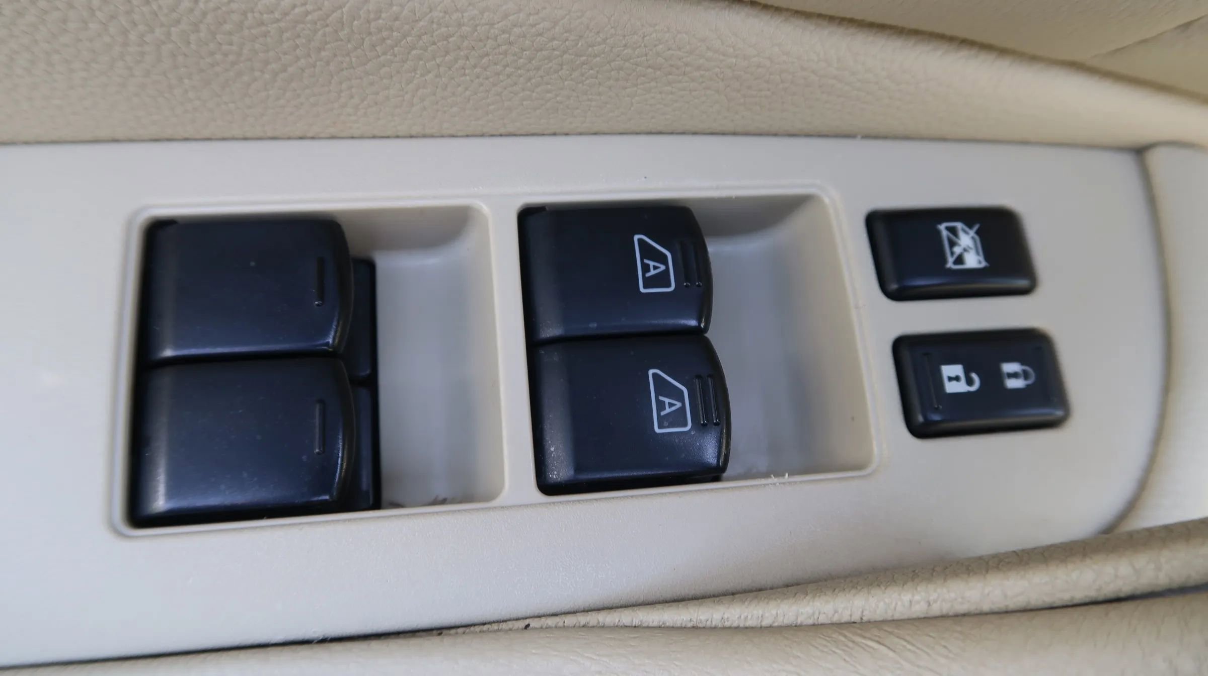 Used 2017 INFINITI QX70 3.7 w/ Premium Package image 28