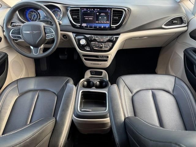 Used 2024 Chrysler Pacifica Touring-L FWD image 14