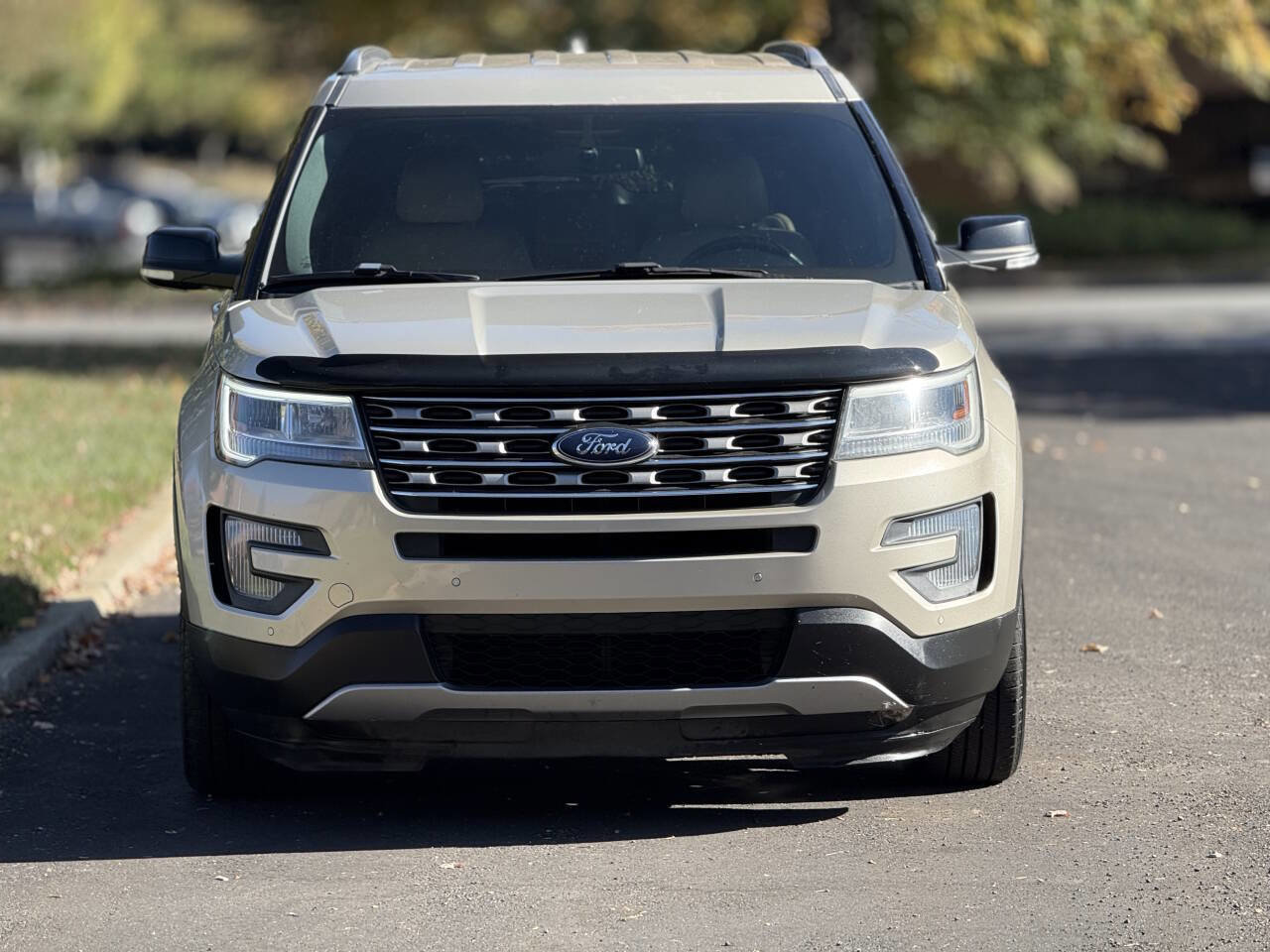 Used 2017 Ford Explorer XLT w/ Equipment Group 202A AWD/4WD image 4