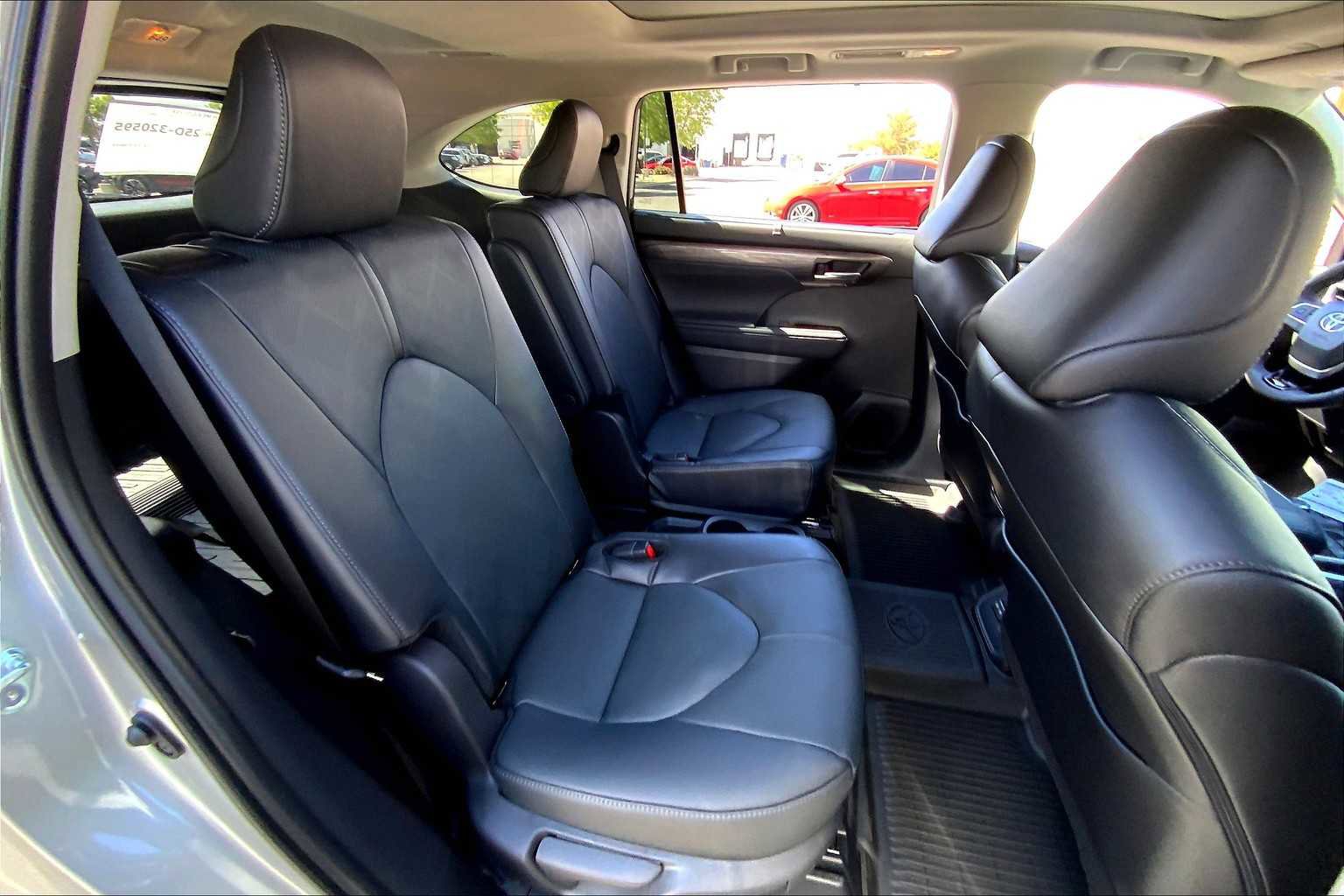 Used 2025 Toyota Highlander Platinum image 16