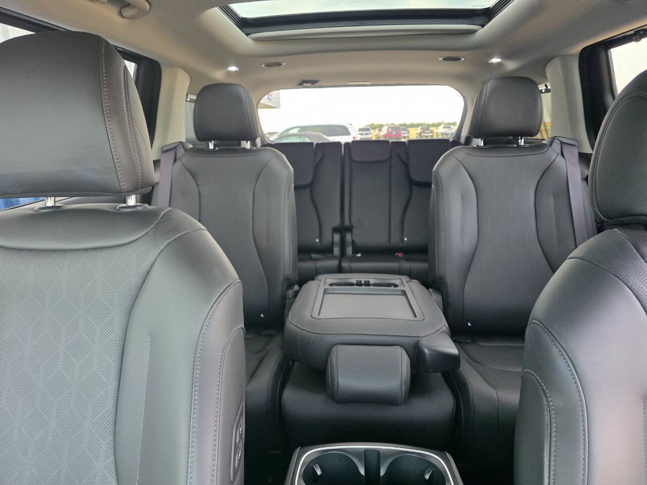 Used 2025 Kia Carnival SX w/ SX Dark Edition Package FWD image 7