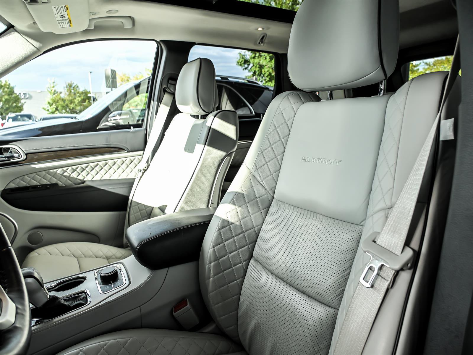 Used 2019 Jeep Grand Cherokee Summit AWD/4WD image 14