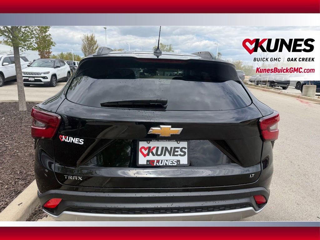 Used 2025 Chevrolet Trax LT w/ LT Convenience Package FWD image 5