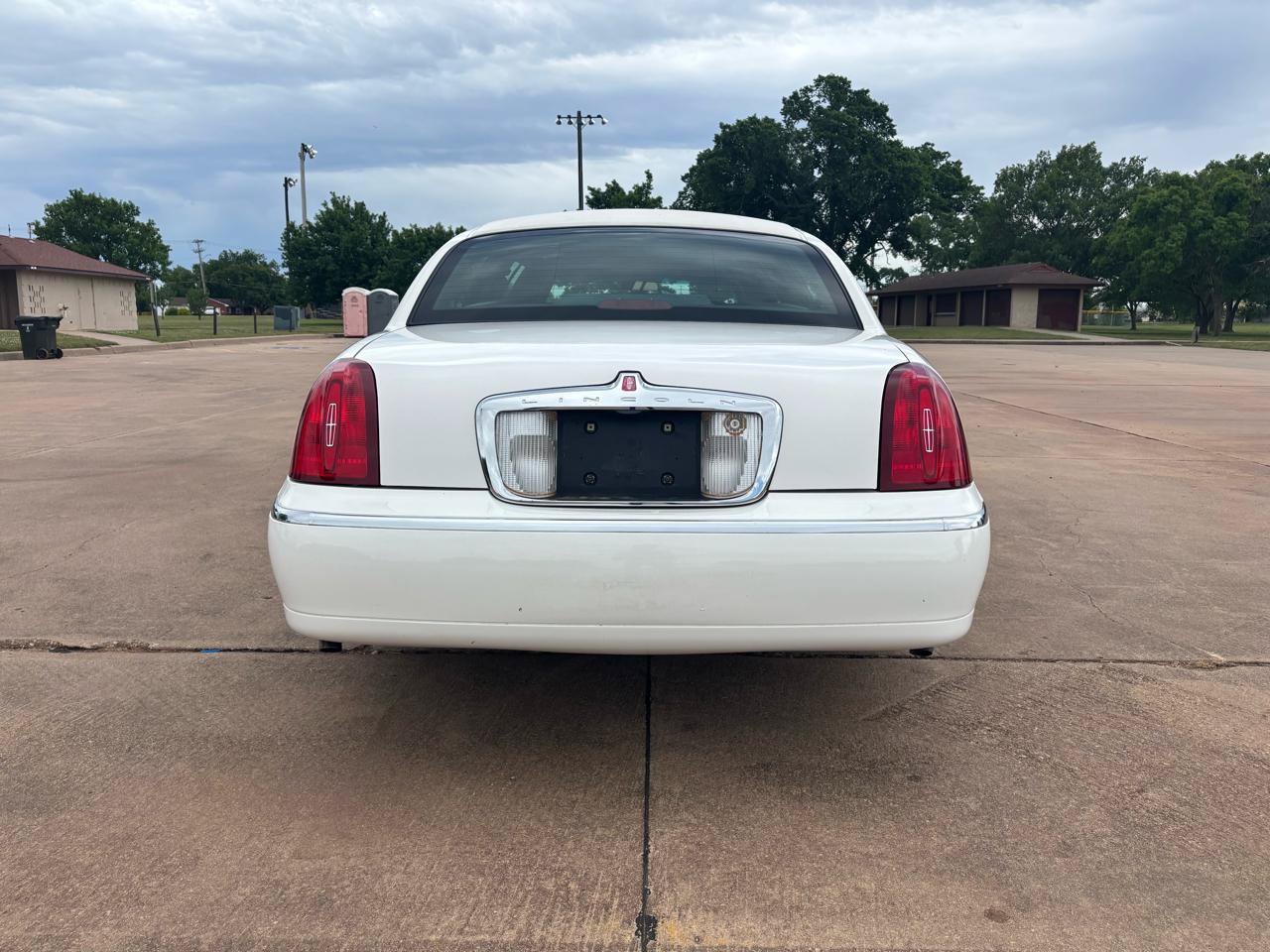 Used 1999 Lincoln Town Car Executive RWD image 25