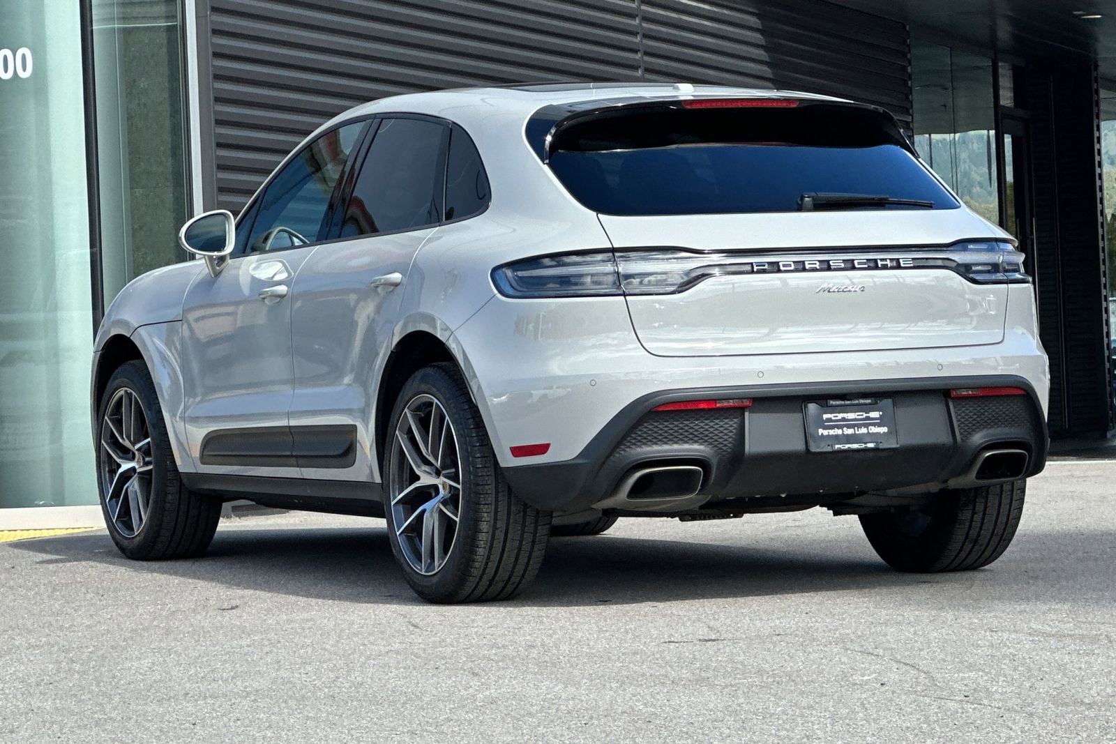 Used 2025 Porsche Macan image 3