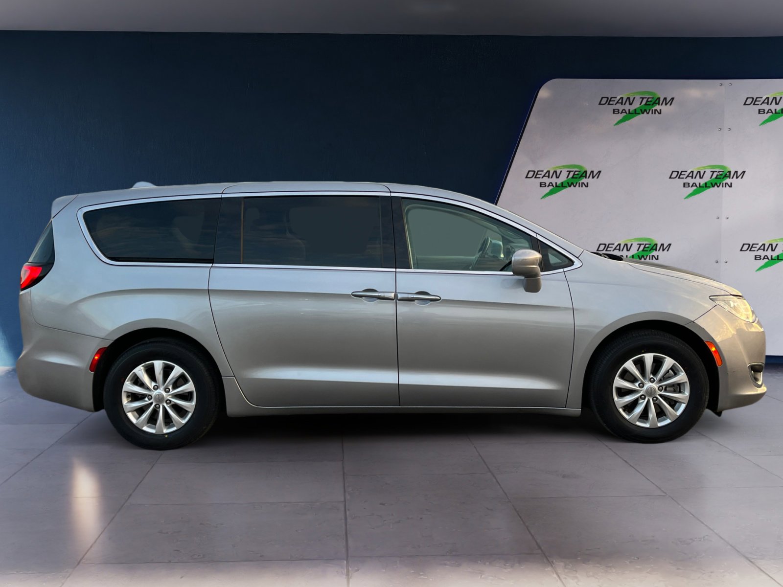 Used 2019 Chrysler Pacifica Touring Plus w/ Cold Weather Group image 9