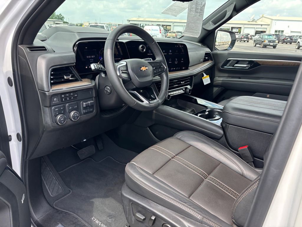 Used 2025 Chevrolet Suburban High Country AWD/4WD image 7