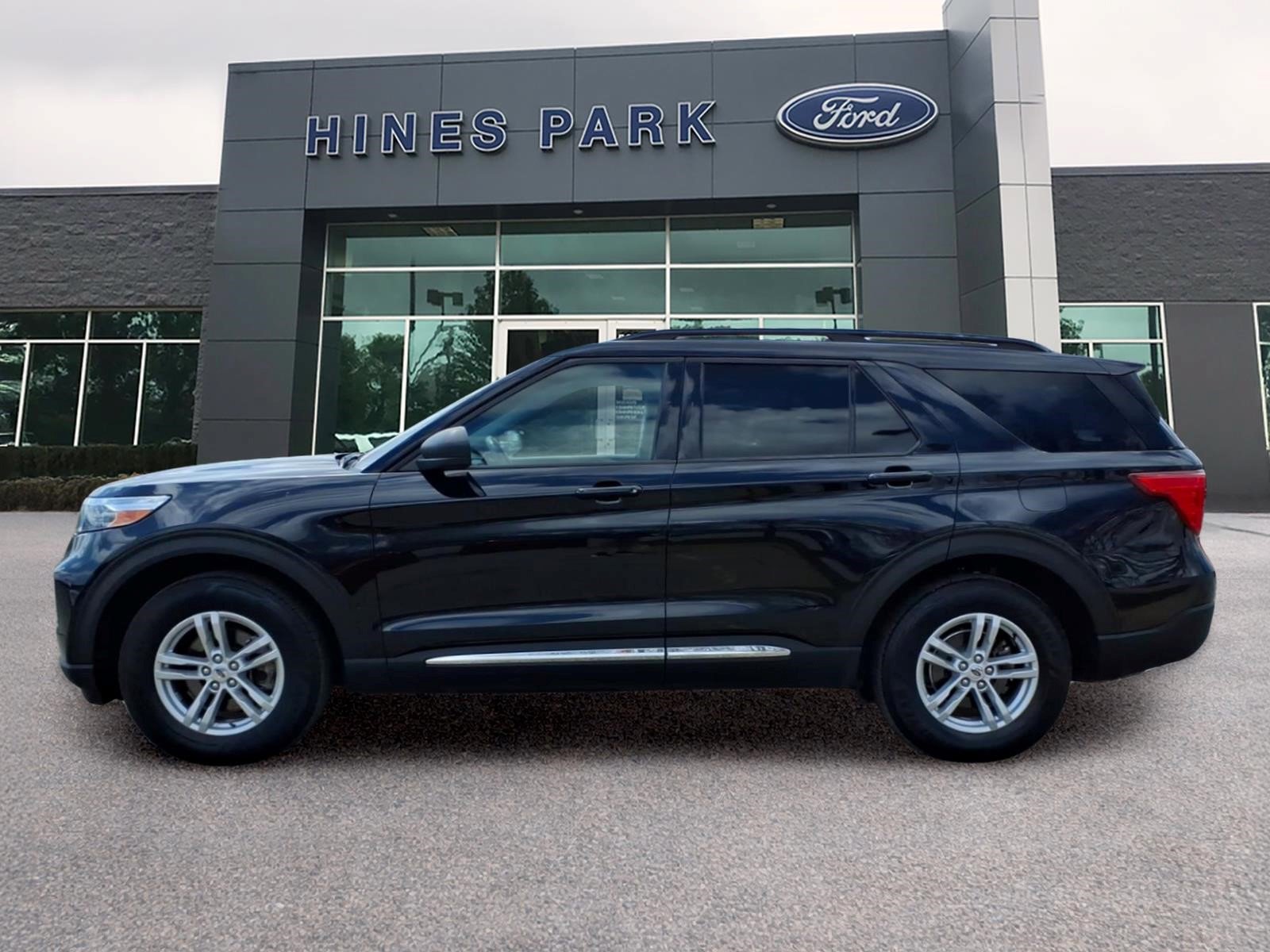 Used 2021 Ford Explorer XLT w/ Equipment Group 202A AWD/4WD image 4