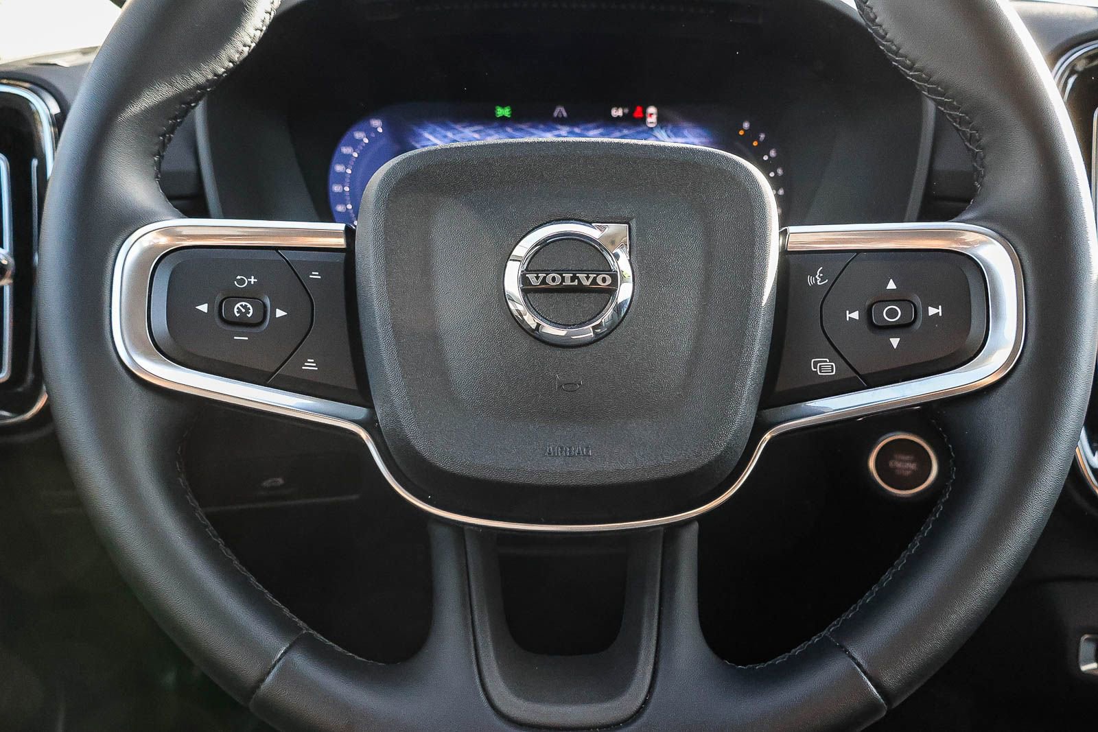 Used 2025 Volvo XC40 B5 Core image 37