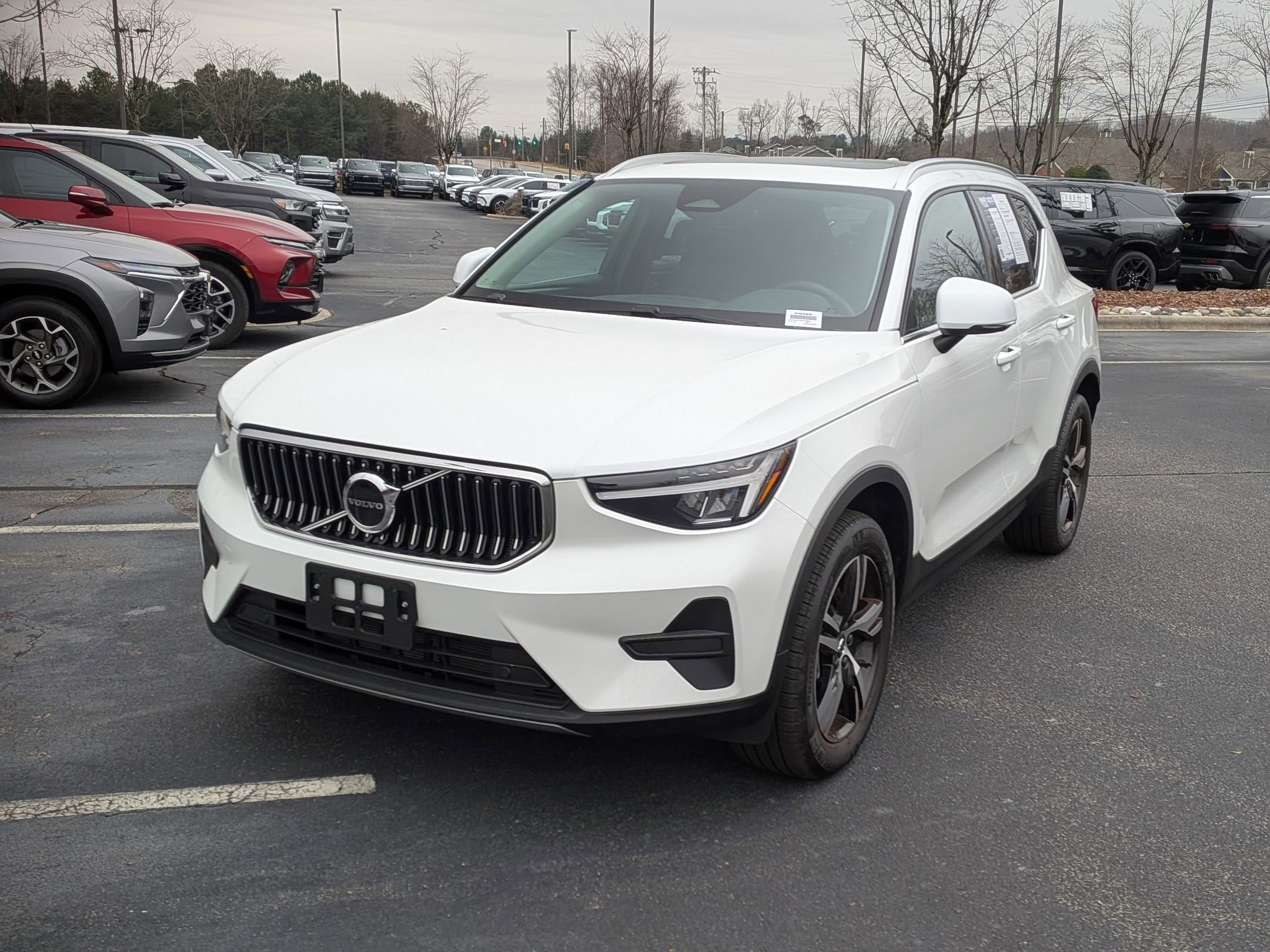 Used 2025 Volvo XC40 B5 Core image 5