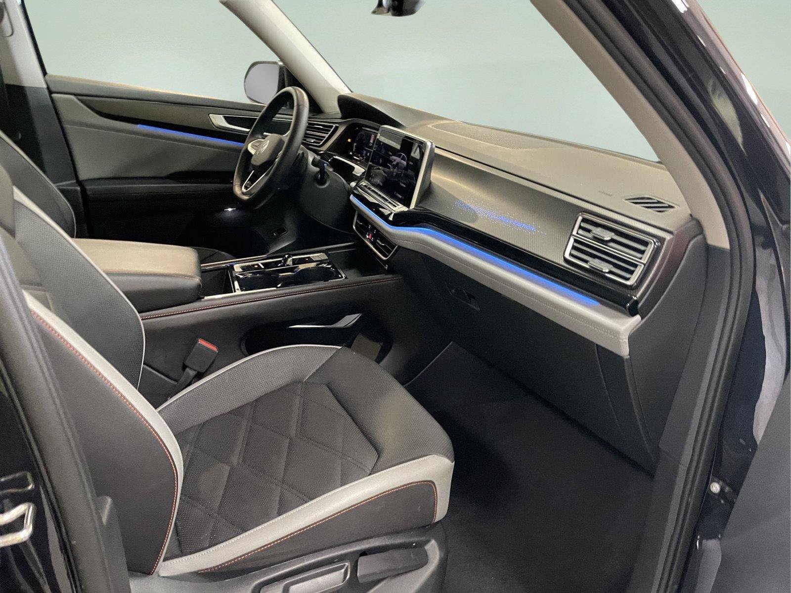 Used 2024 Volkswagen Atlas Peak Edition SE AWD/4WD image 21