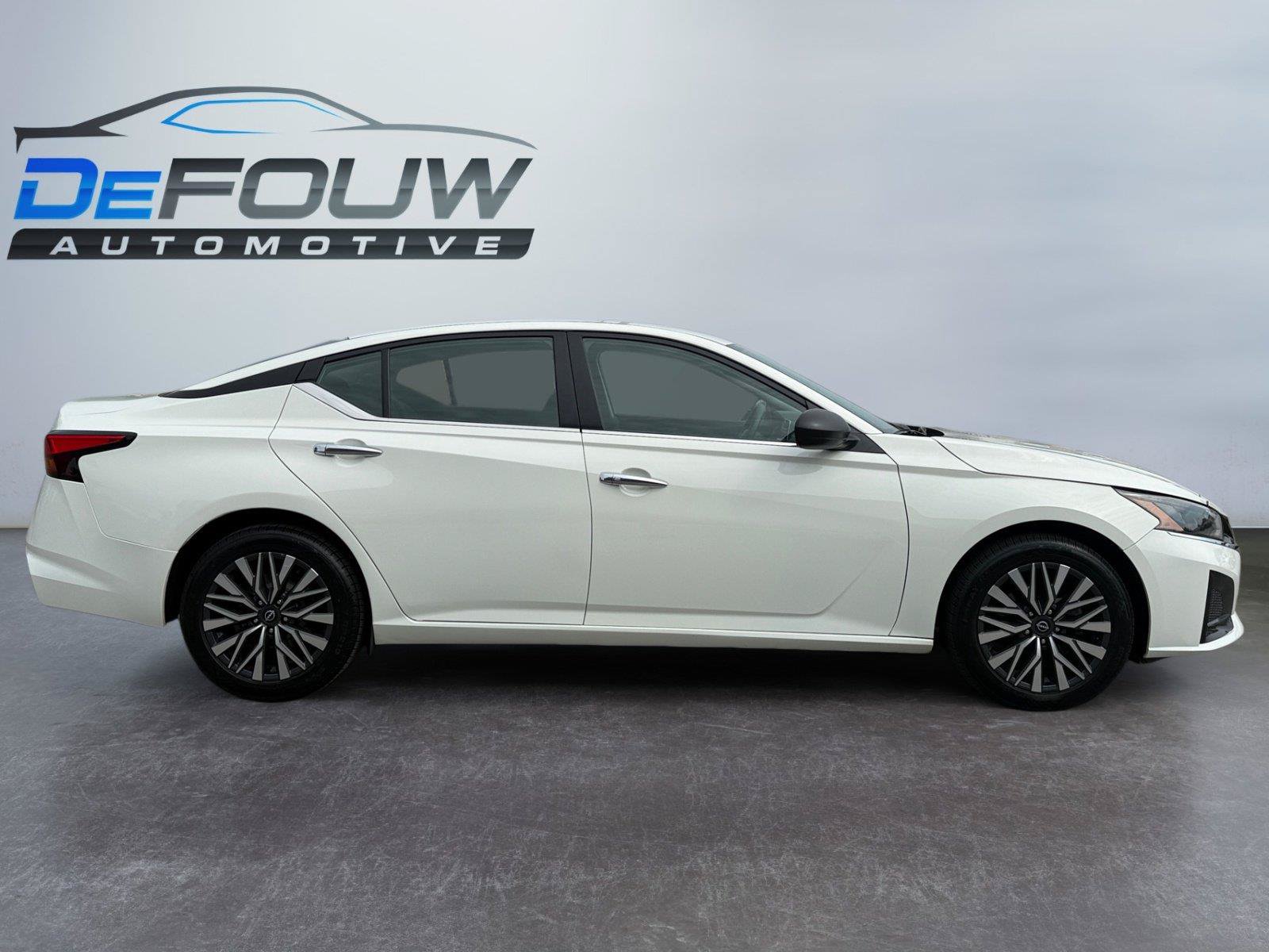 Used 2025 Nissan Altima 2.5 SV FWD image 2