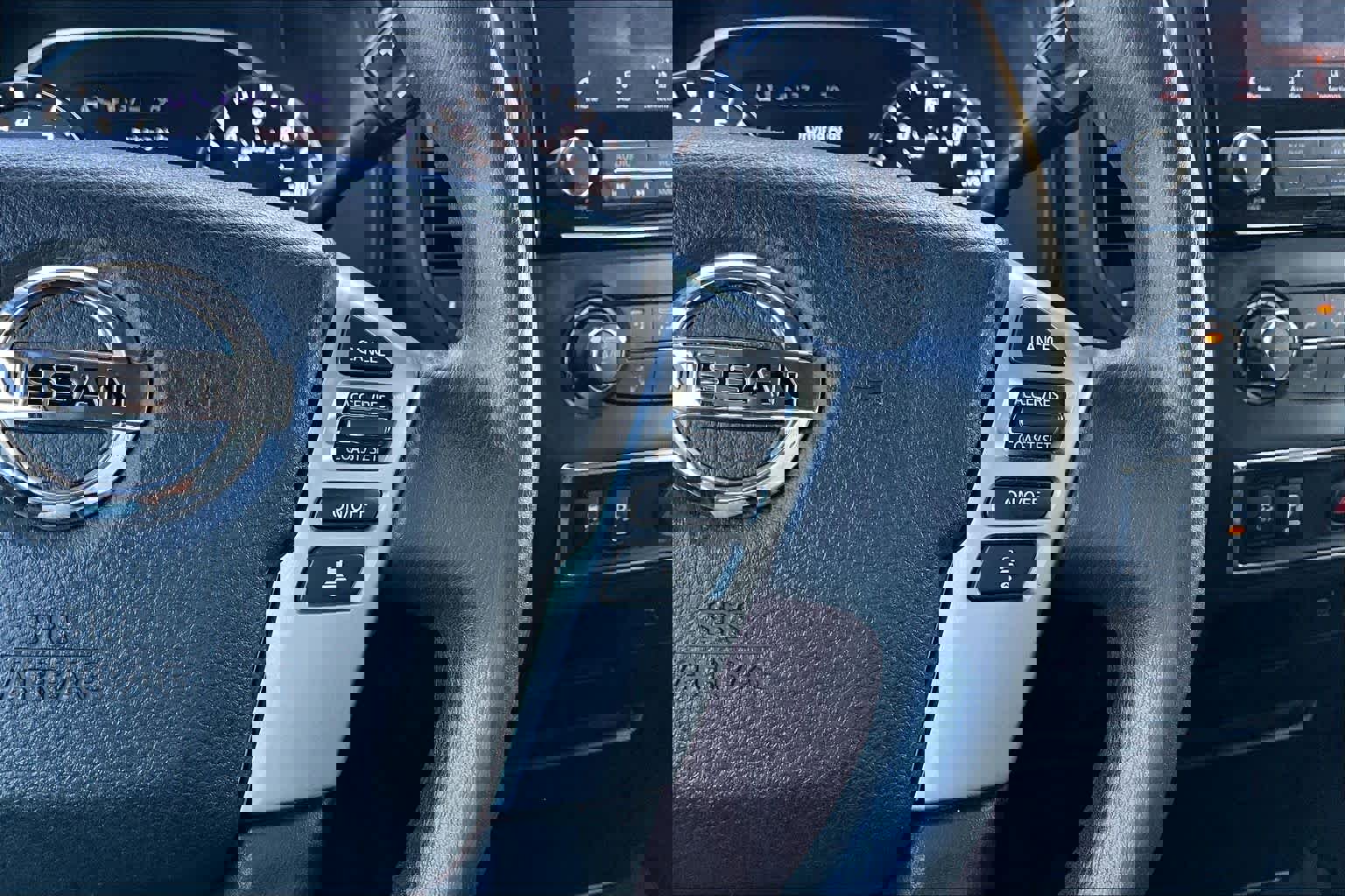 Used 2022 Nissan Titan SV image 23