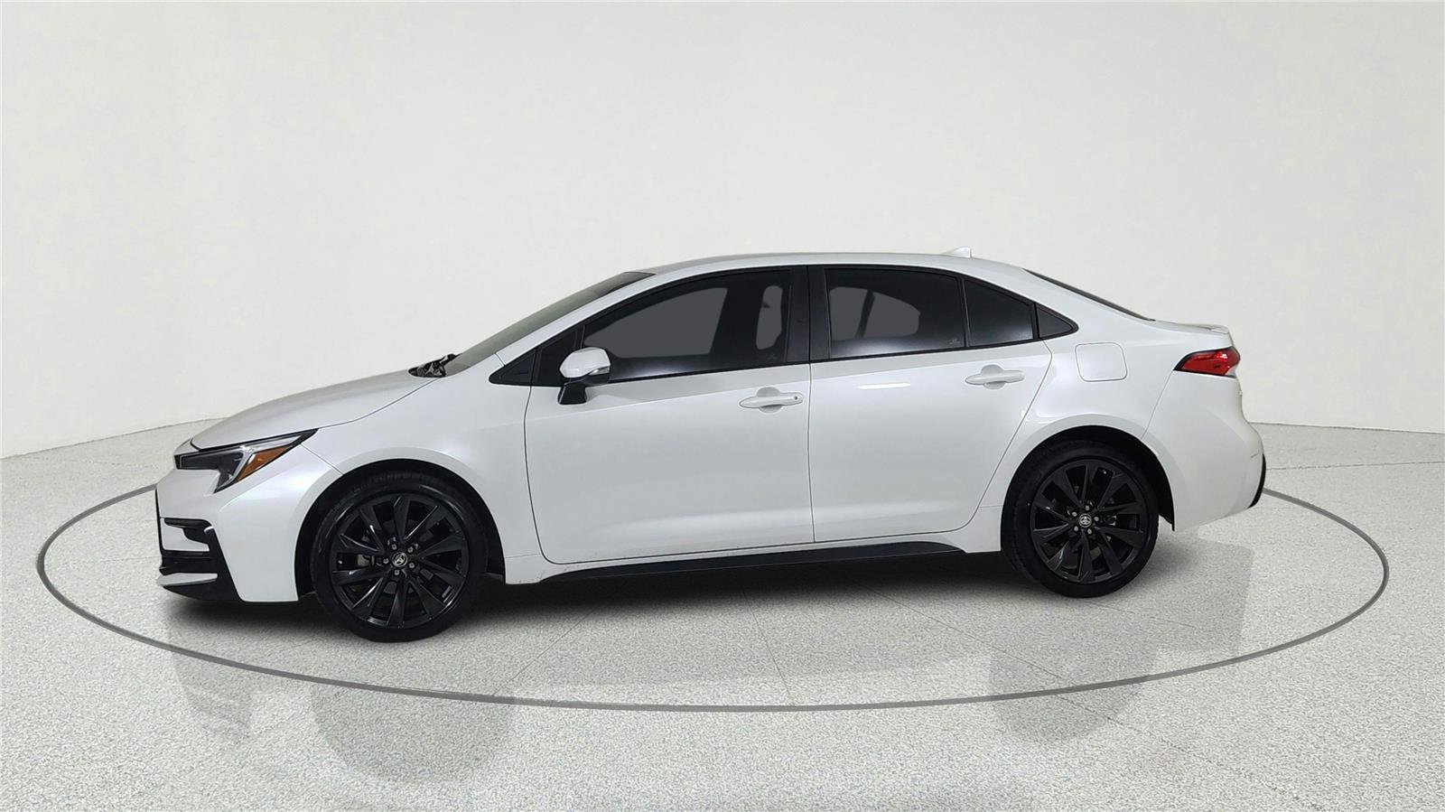 Used 2024 Toyota Corolla SE FWD image 3