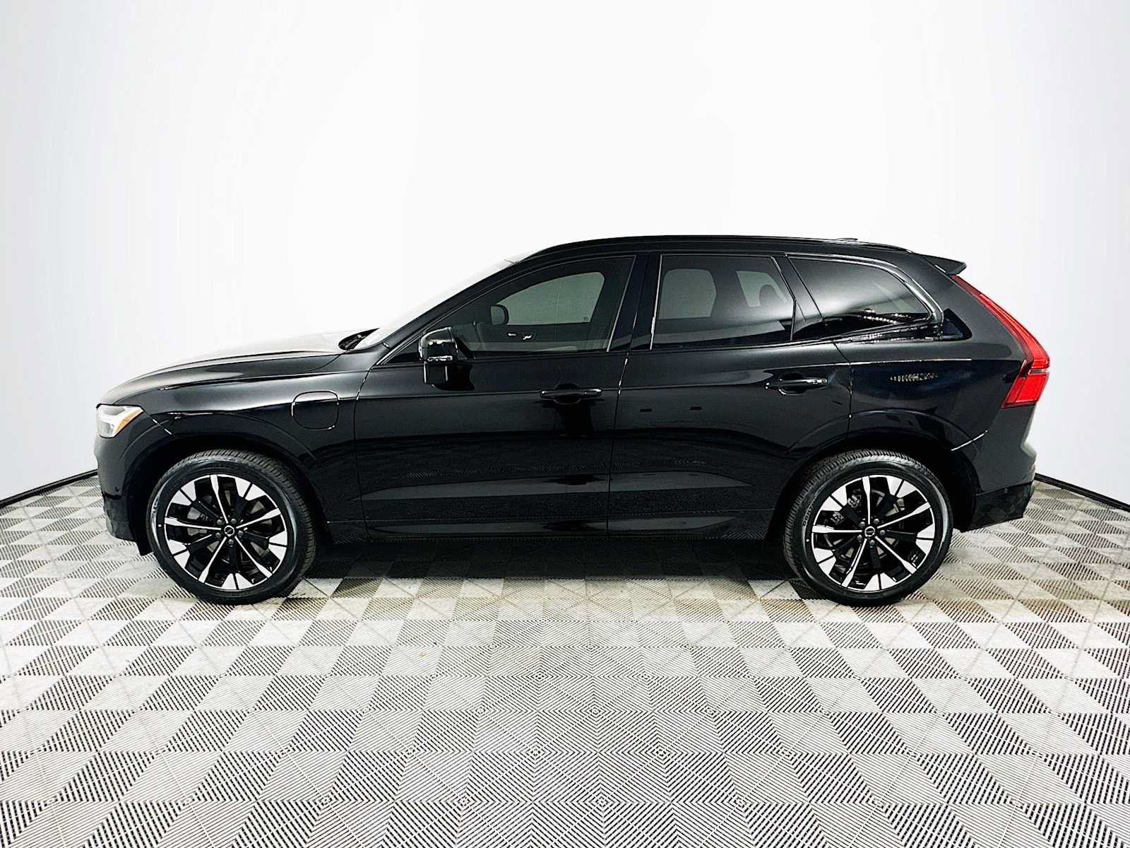 New 2026 Volvo XC60 T8 Plus w/ Protection Package Premier AWD/4WD image 4