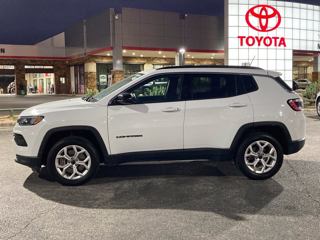 Used 2025 Jeep Compass Latitude w/ Sun & Sound Group AWD/4WD image 8