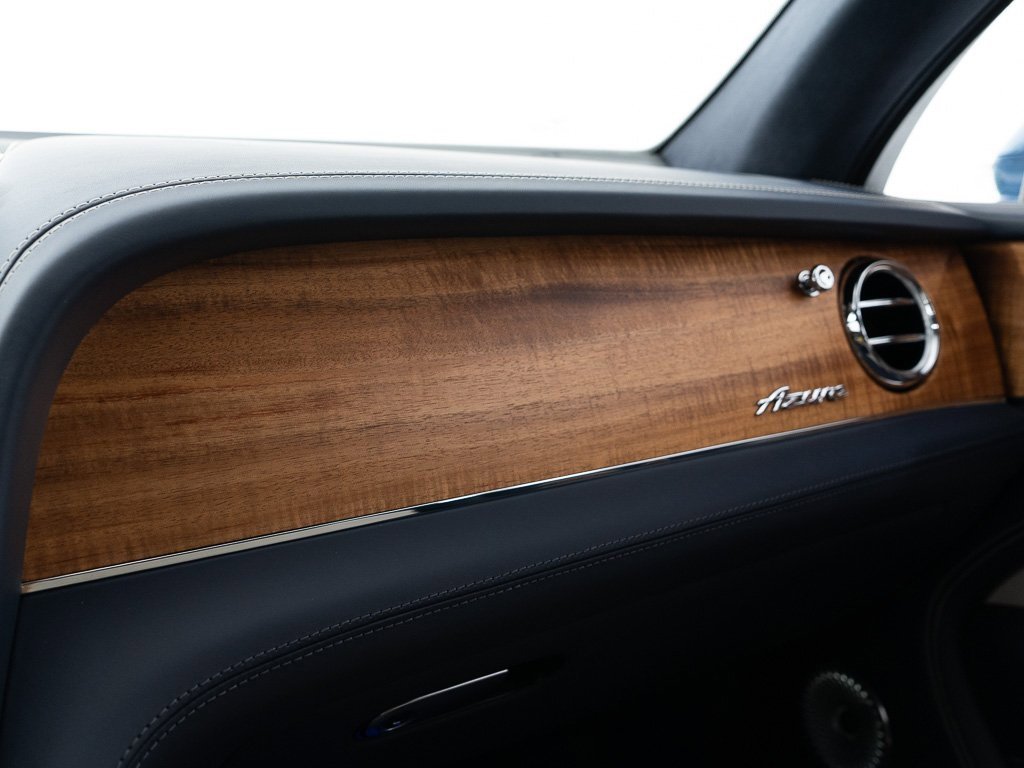 Used 2025 Bentley Bentayga image 42