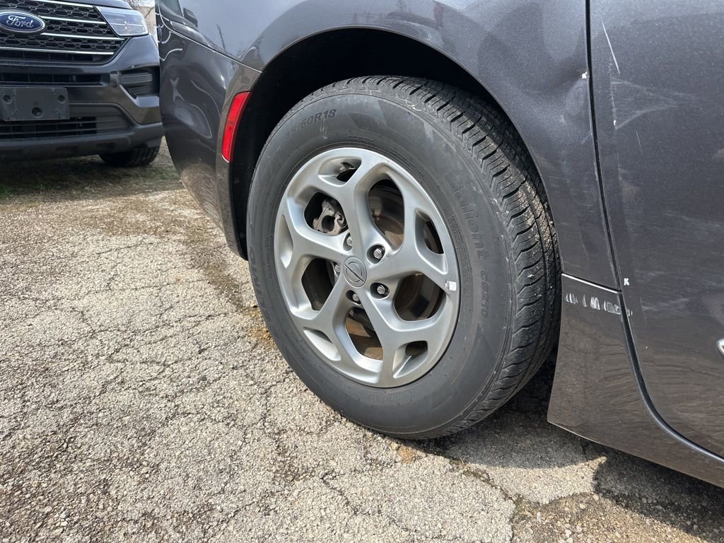 Used 2023 Chrysler Pacifica Limited image 8