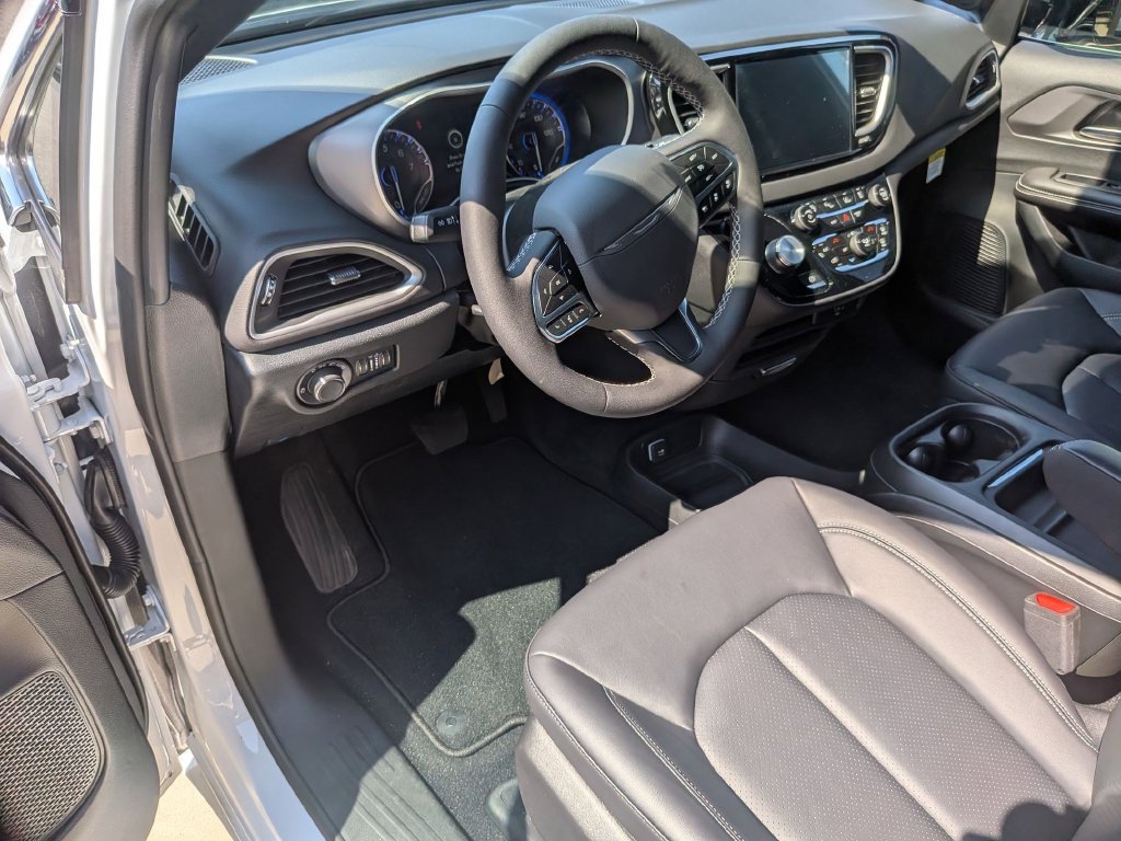 New 2027 Chrysler Pacifica LX FWD image 15