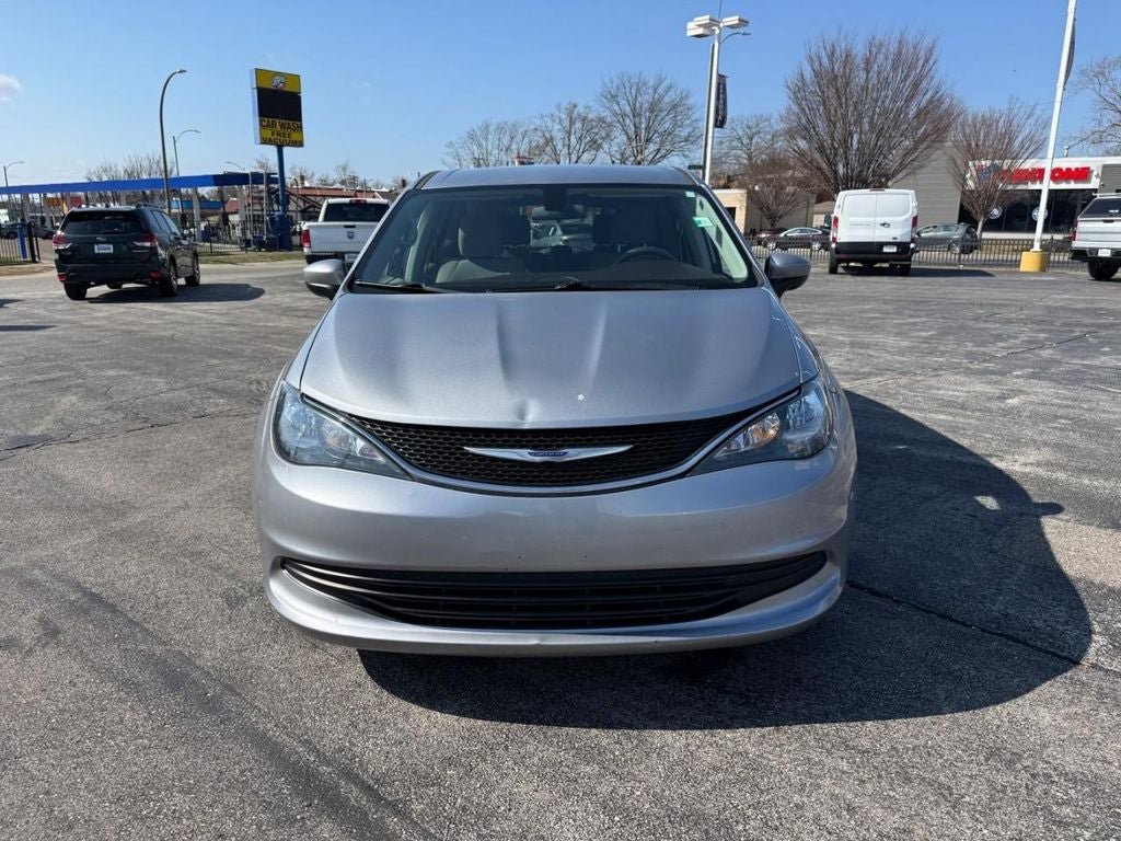 Used 2020 Chrysler Voyager LX FWD image 6