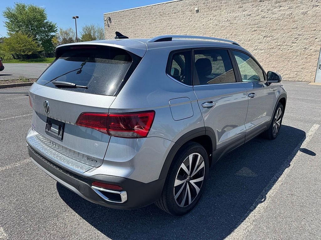 Used 2023 Volkswagen Taos SE w/ Panoramic Sunroof Package AWD/4WD image 7