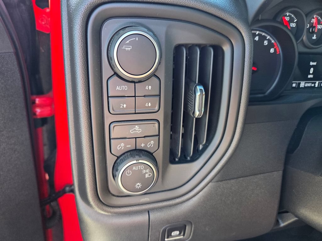 Used 2025 Chevrolet Silverado 1500 Custom Trail Boss w/ Dark Appearance Package AWD/4WD image 22