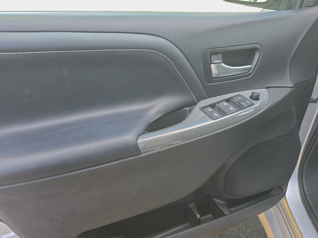 Used 2015 Toyota Sienna SE image 26